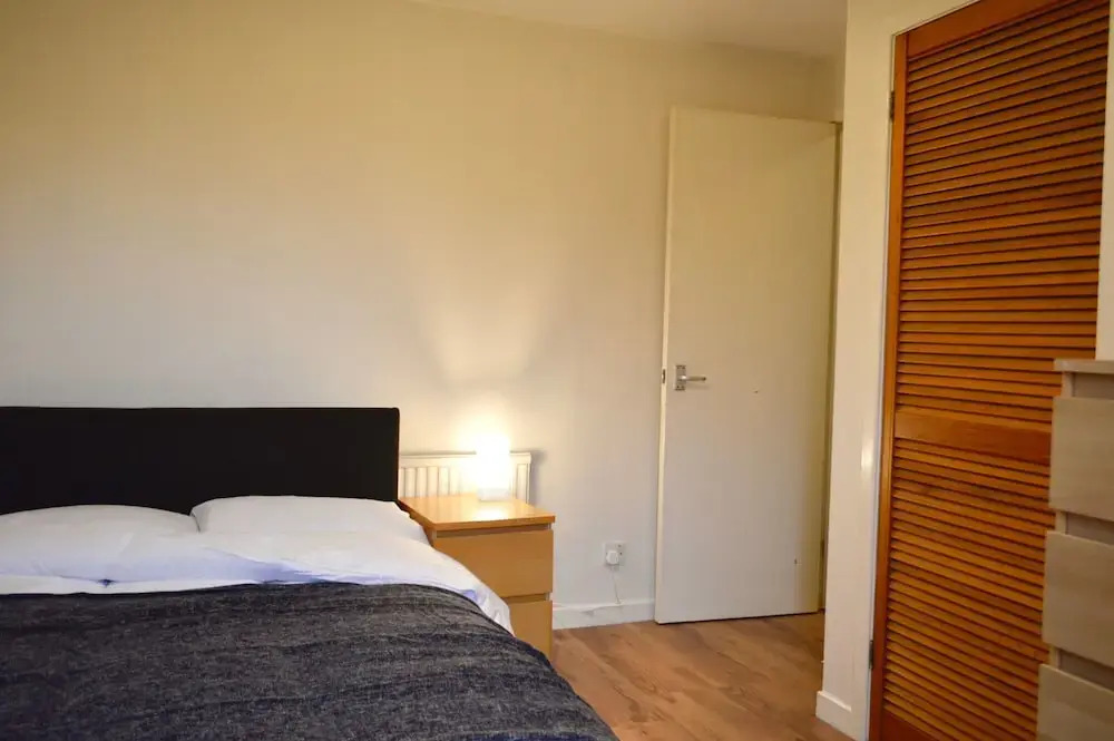Spacious and Light 3 Bedroom Flat in Scenic Canonmills