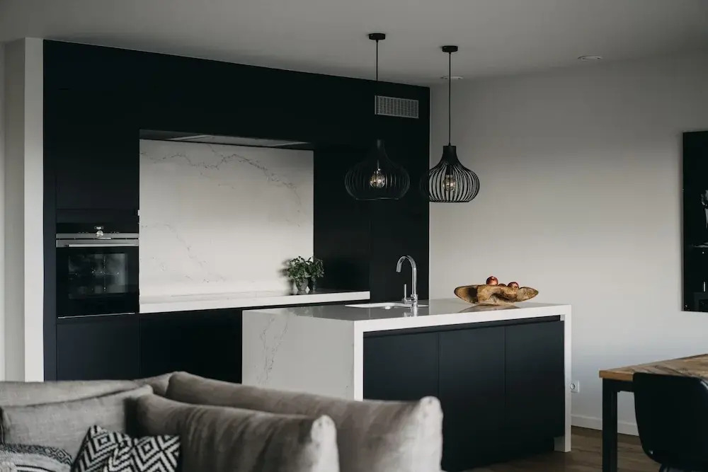 Huswell - The Tide - Stylish Sea View Apartment for 4 - Prime Location With Private Parking