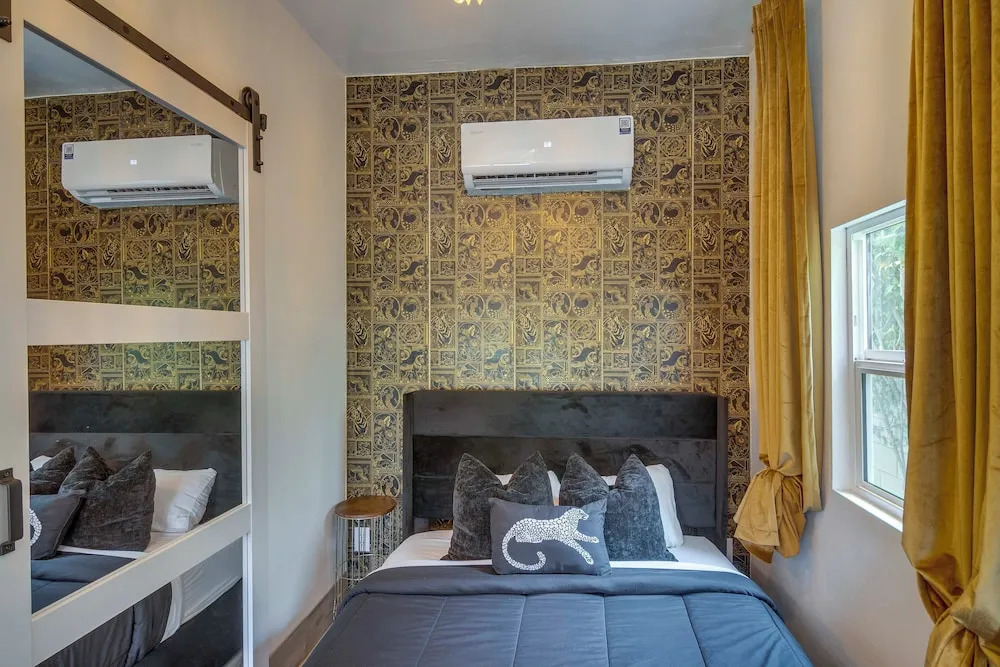 Great for Work! Chic & Cozy Los Angeles Unit