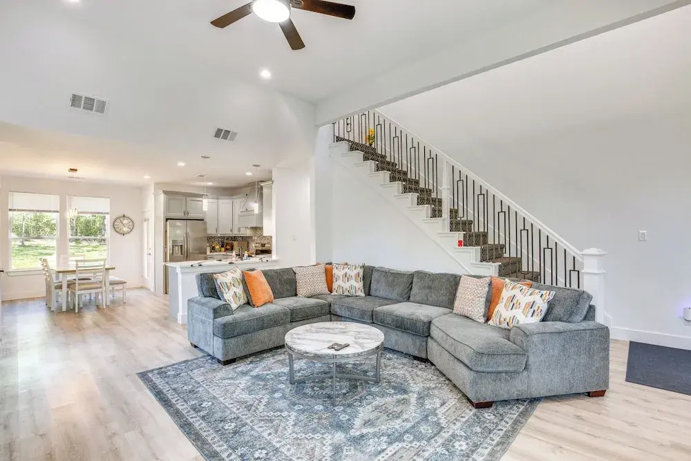Fire Pit + Grill: Lakeside Gun Barrel City Home!