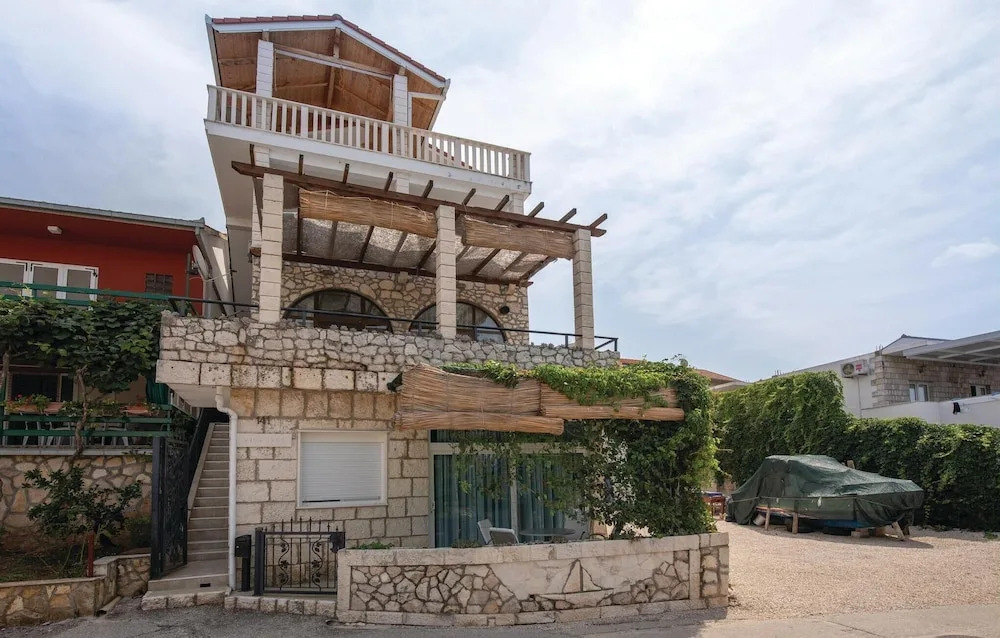 Beautiful Home in Komarna With Wifi and 3 Bedrooms