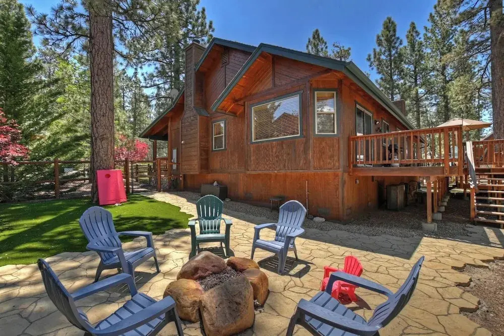 Teakwood Cozy Wood Cabin with Fireplace