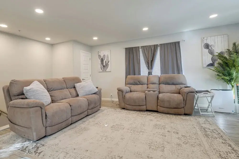 2 Mi to Old Town Scottsdale: Sleek Apartment