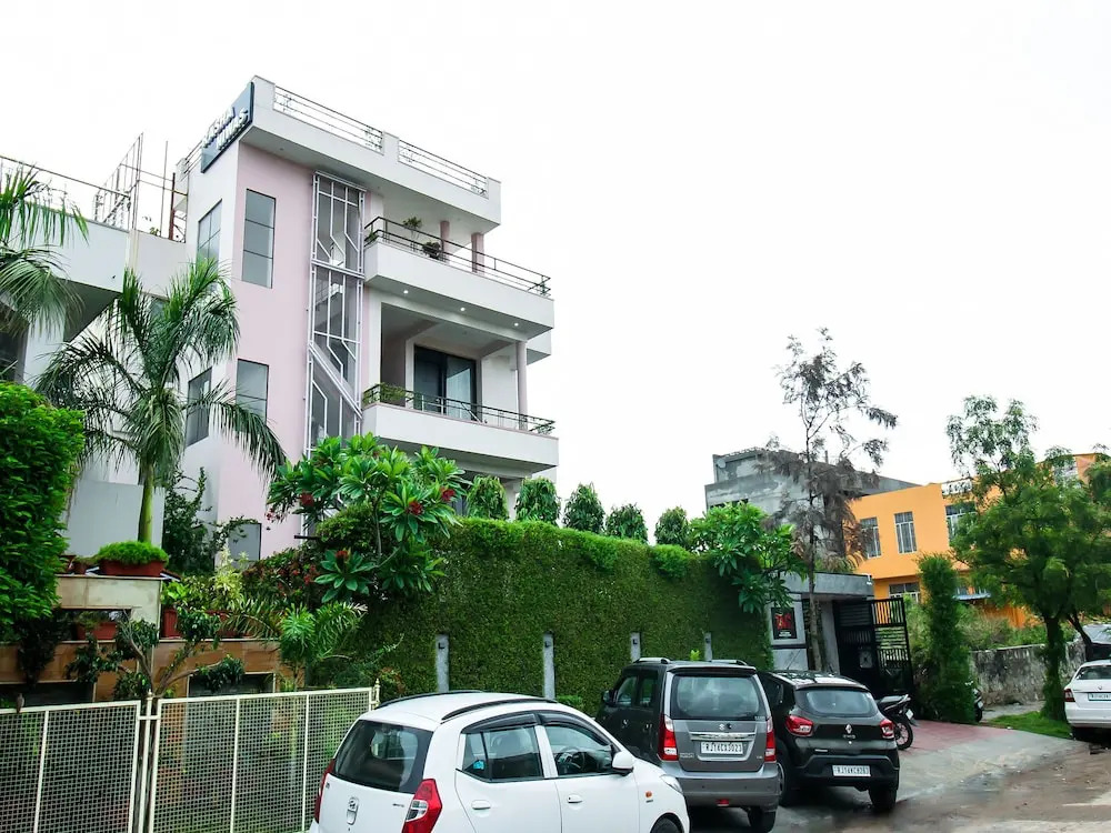 OYO 15218 Hotel Rasha Niwas