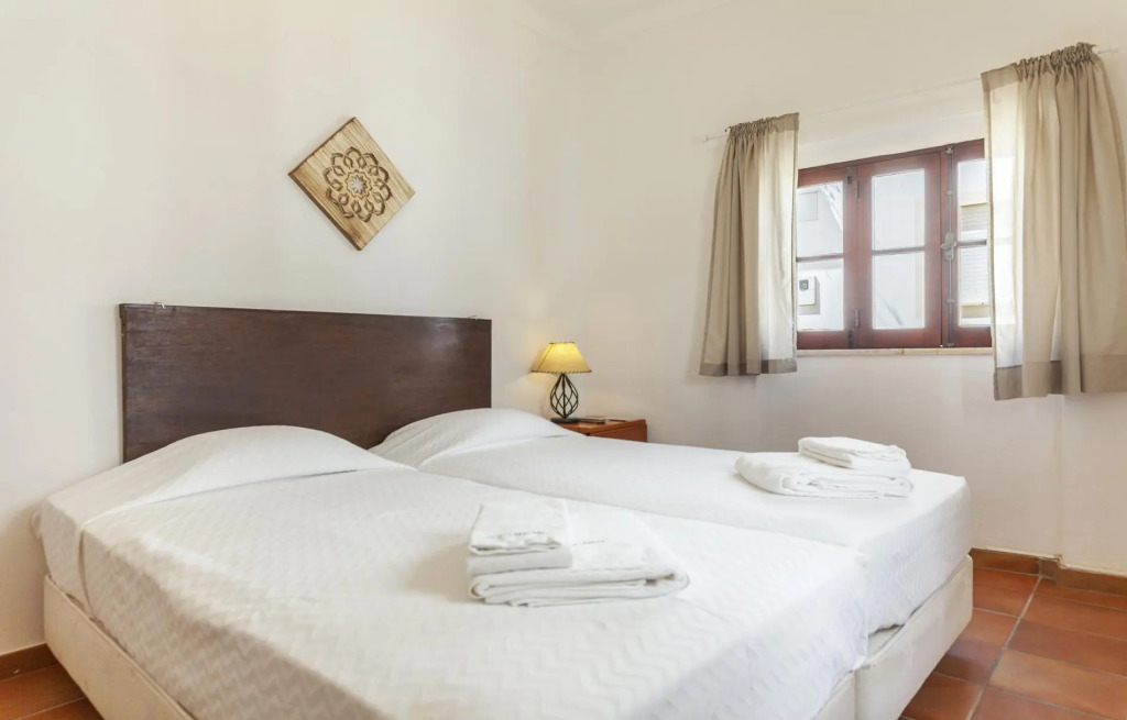 J - Bedroom 1 in Casa do Farol