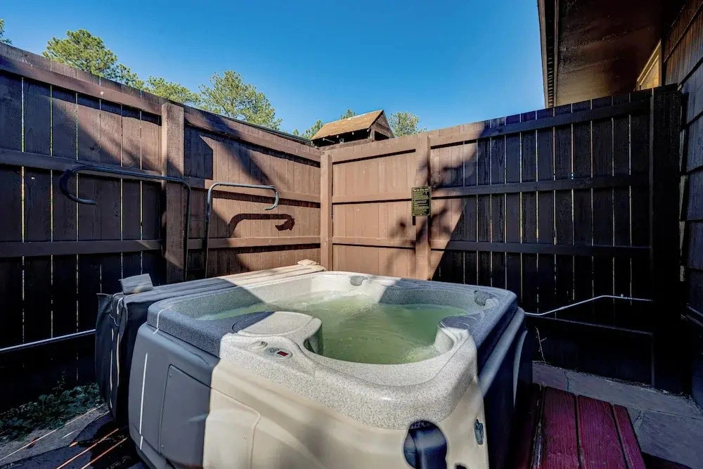 Mtn-view Retreat w/ Deck & Hot Tub in Estes Park