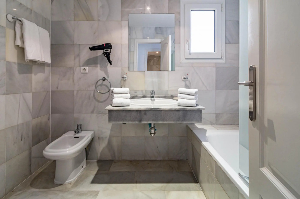 PR20 - Beach front flat Puerto Banus