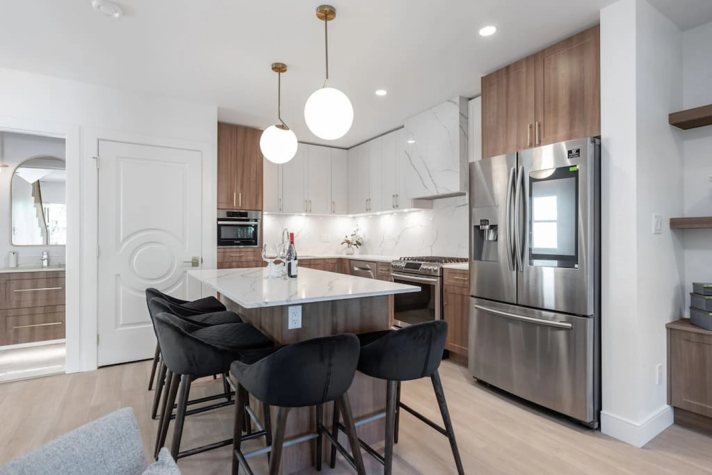 Commercial Drive New 3 Bdrm Home 2 Flex Rooms -5 min to Downtown 22km Seawall