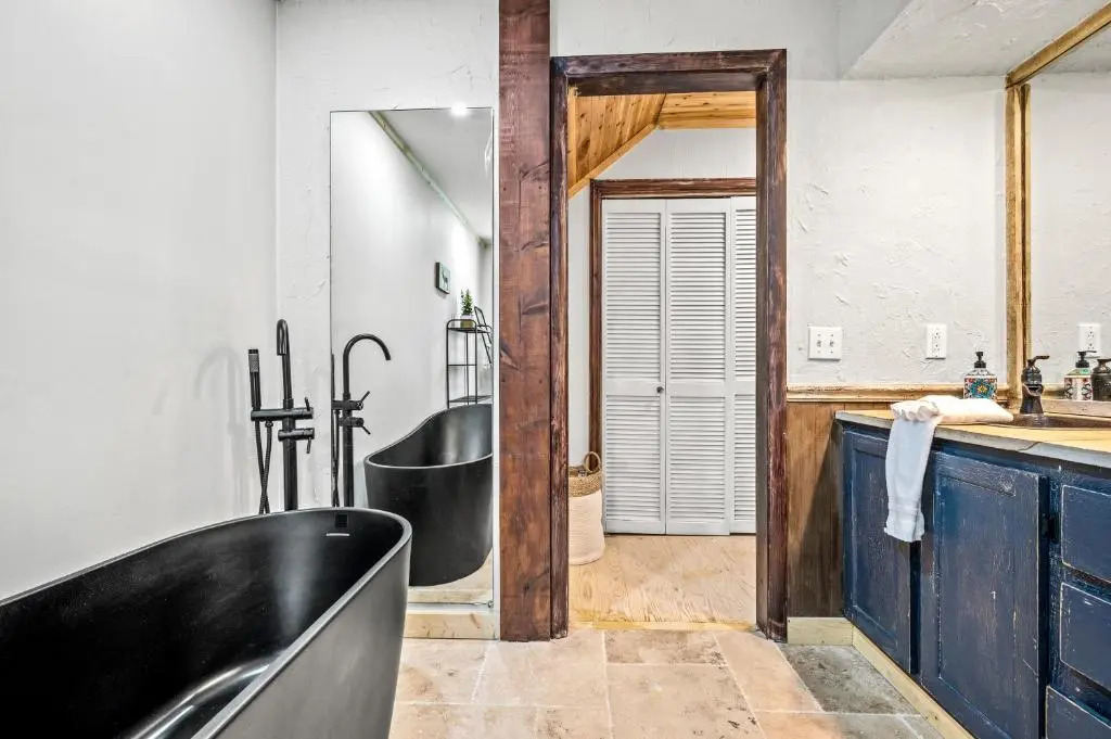 Smoky Bear BnB! Theater, Game Room, Hot Tub, Bar, 5Br 5Ba