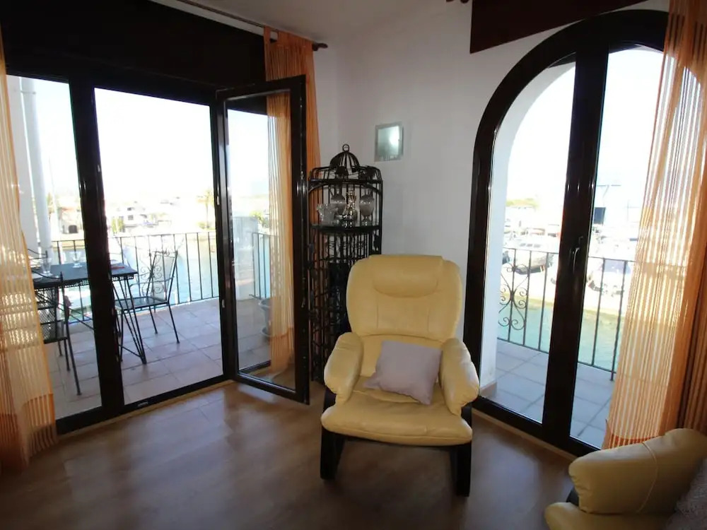 Comely Holiday Home in Empuriabrava With Barbecue