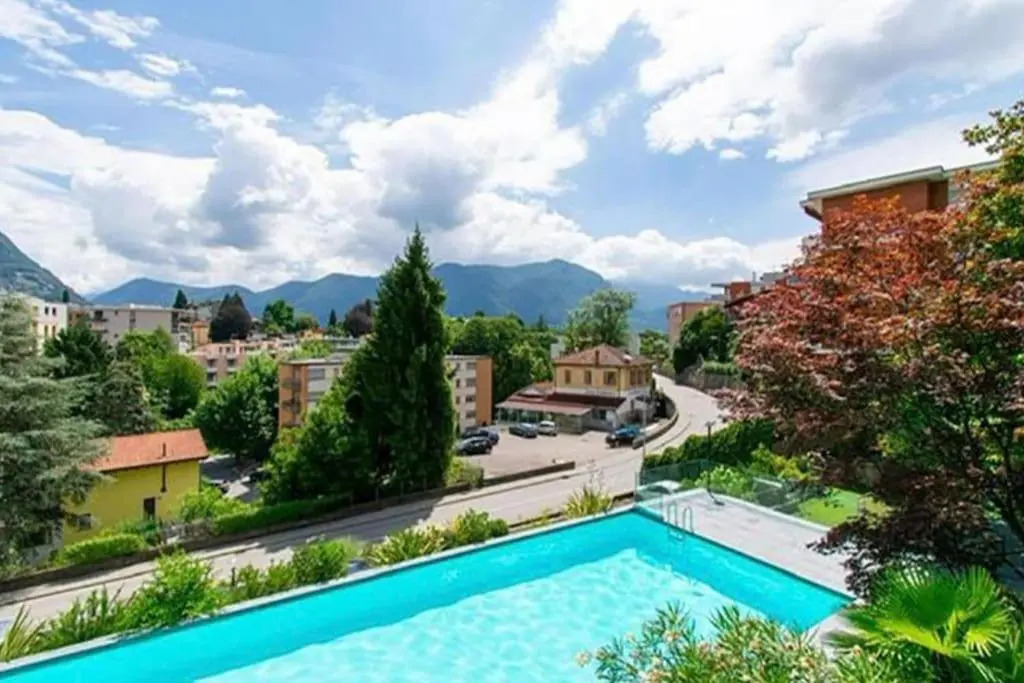 ROMANTIC LOFT with Outside Swimming Pool, 400m from Lugano Station