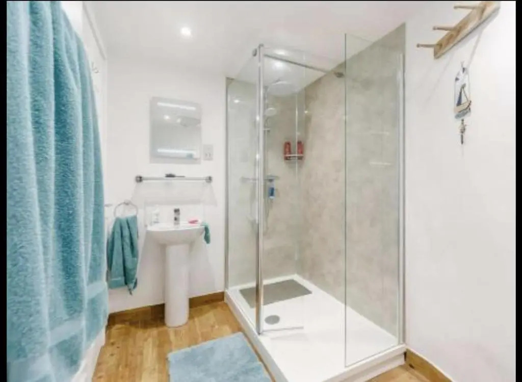 2-bed, Sleeps 4, Pets Welcome, Parking