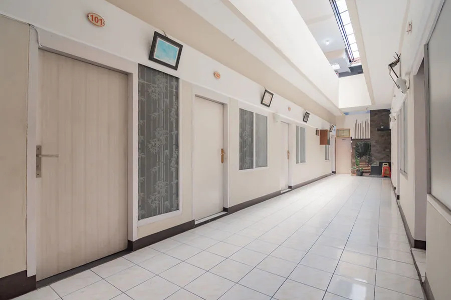 RedDoorz Syariah near BTC Fashion Mall