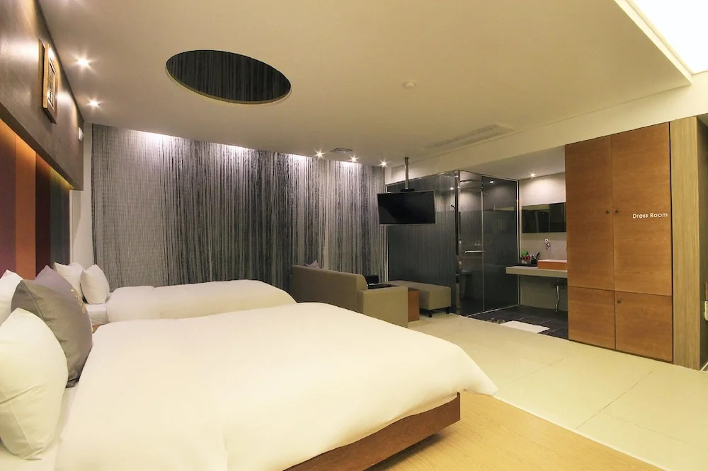 H Drive Hotel