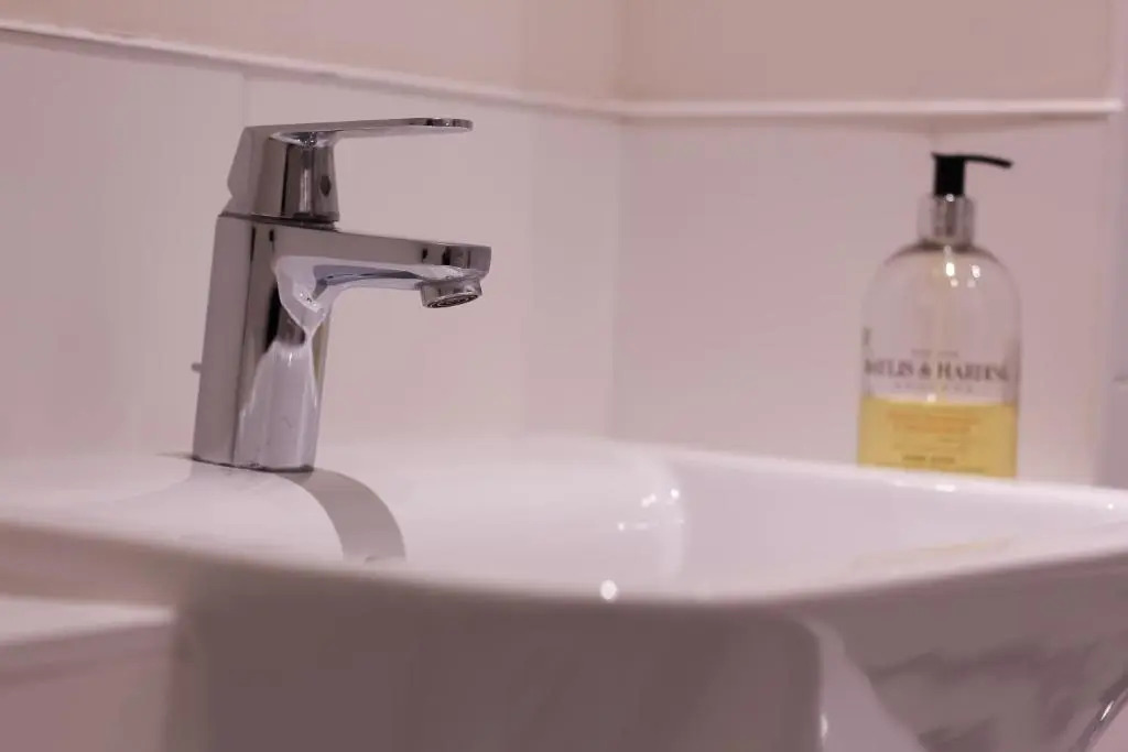 2 Bedroom 2 Bathroom Quality Serviced Accommodation Perfect for Contractors & Families, FREE Parking & WiFi with 1 Double, 2 Single Beds by Firoz Property Management