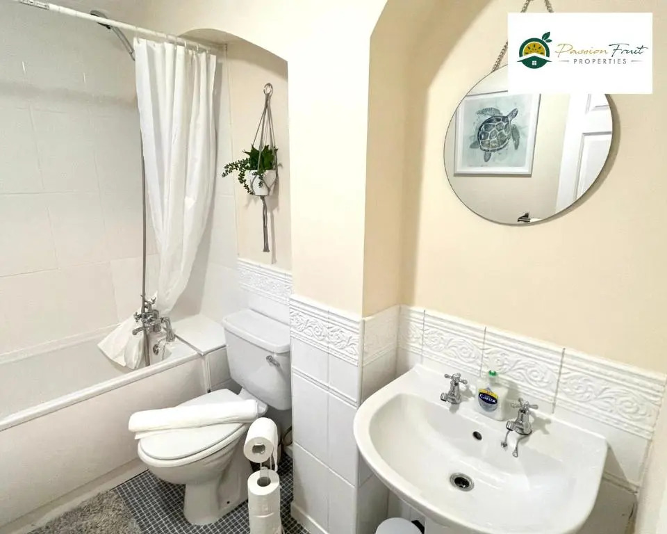 3 Bedroom 2 Bath House By Passionfruitproperties Close To Coventry City Centre - Free Wi-Fi, Driveway And Garden - 8RWC