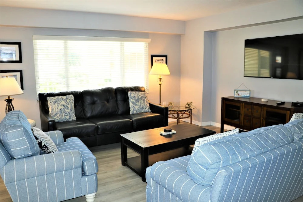 Jamaica Royale 203 Updated With A View! 2 Bedroom Condo
