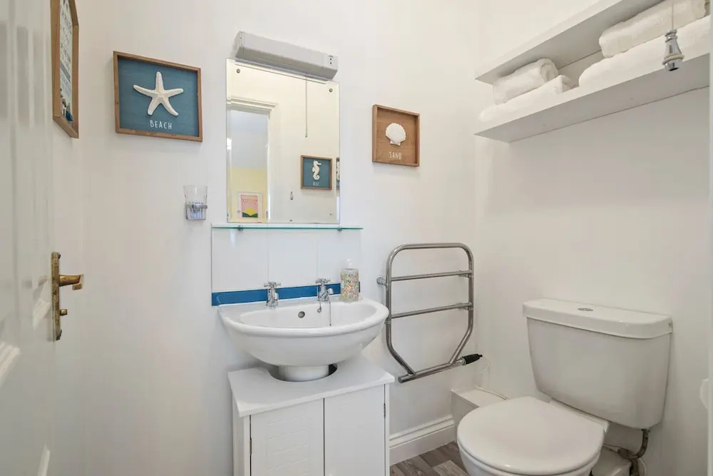 5 Sunny Cove - Direct Beach Access Sea Views