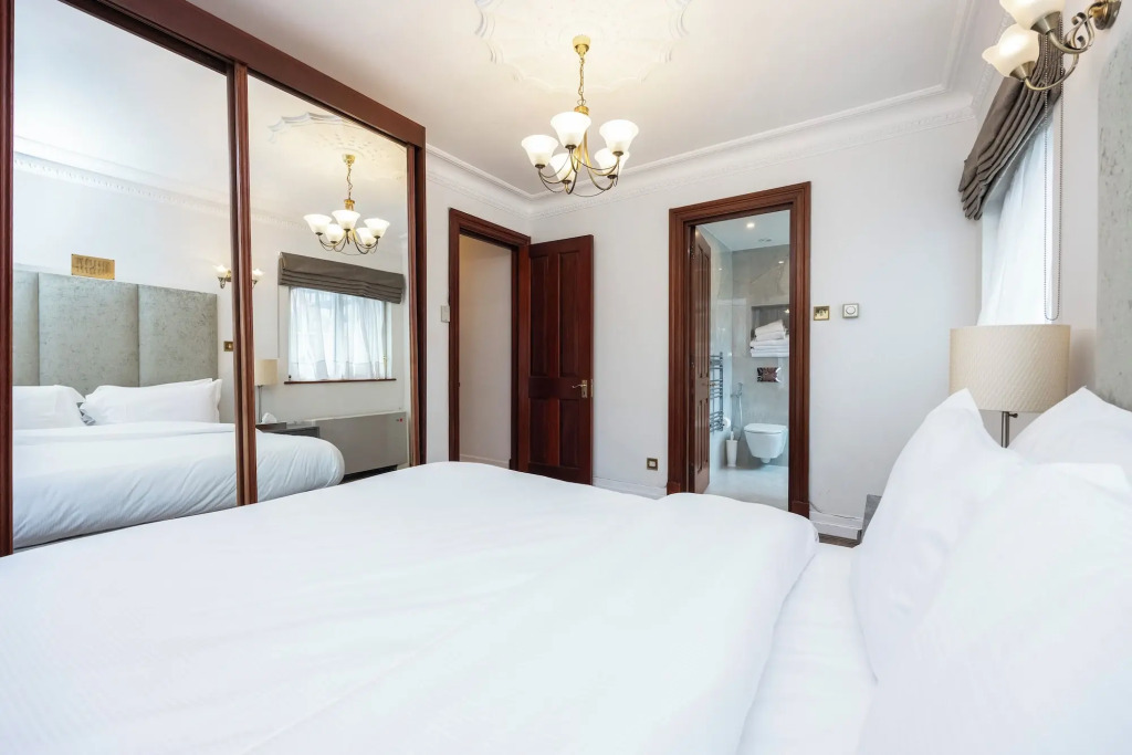 CARLTON COURT - MAYFAIR