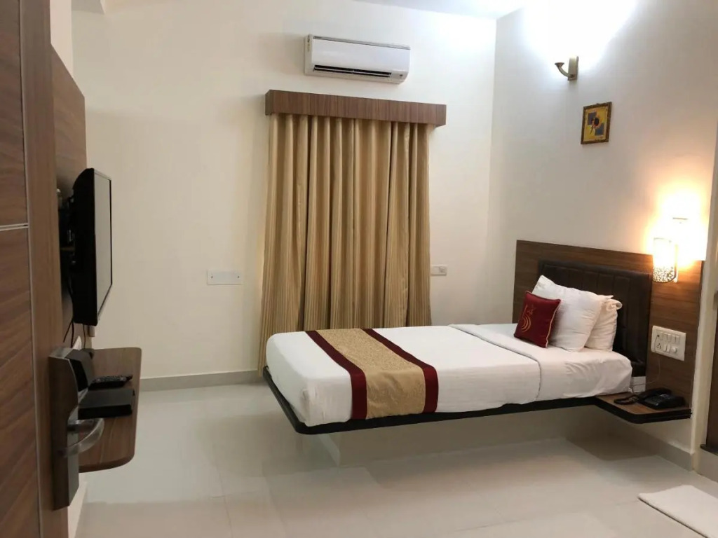 Grand Bee Hotel