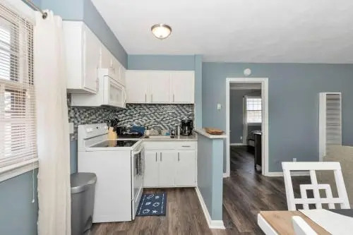 Bay Breeze Sailboat Suite (1 bed/1 bath condo with cabanas, fire pits, and pier)