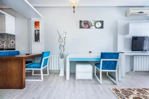 De Moon Suites Hotel