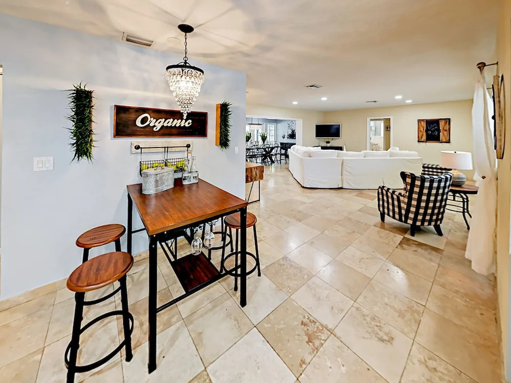 1919 Siesta Drive Home 4 Bedrooms 2 Bathrooms Home