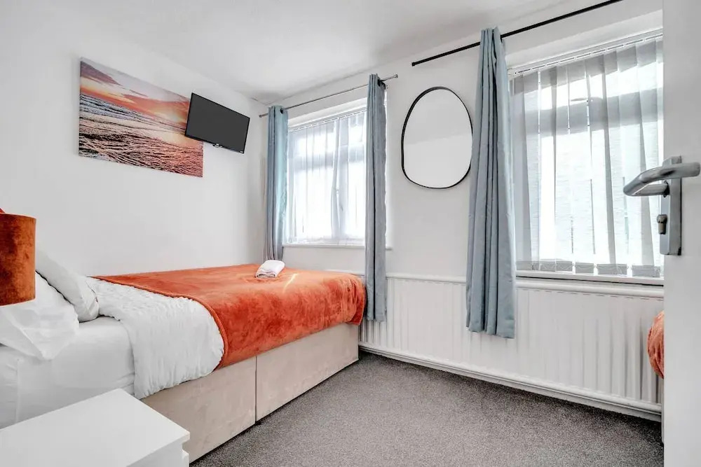 Charming 4 Bedroom Town House in Romford With City Views