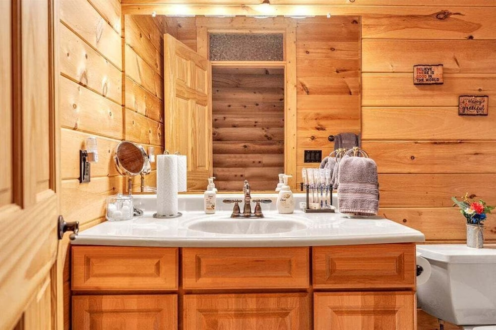 Liberty Pines - Lakefront Log Home, Swim Spa & Game Room