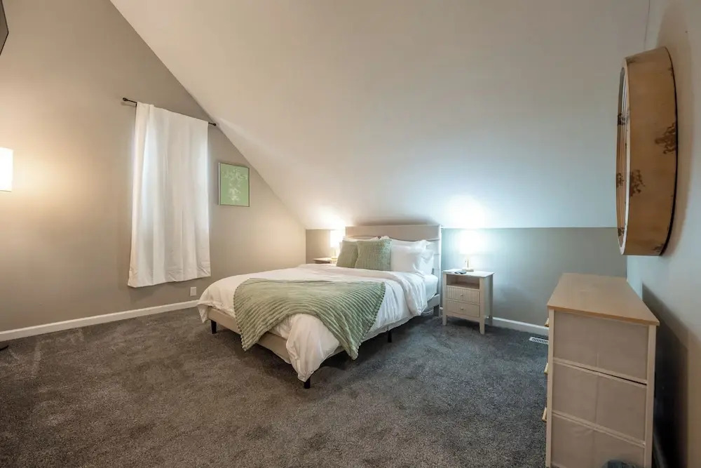Near Downtown | 2 En-Suites • Garage • Sleeps 9