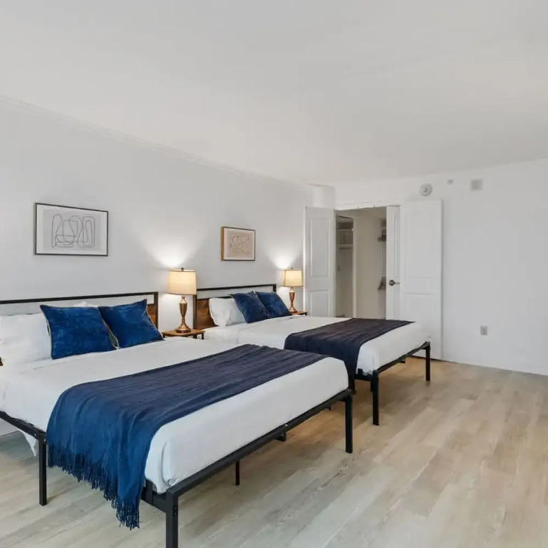 Cozysuites at Showboat Best 2br3ba Condo in Town