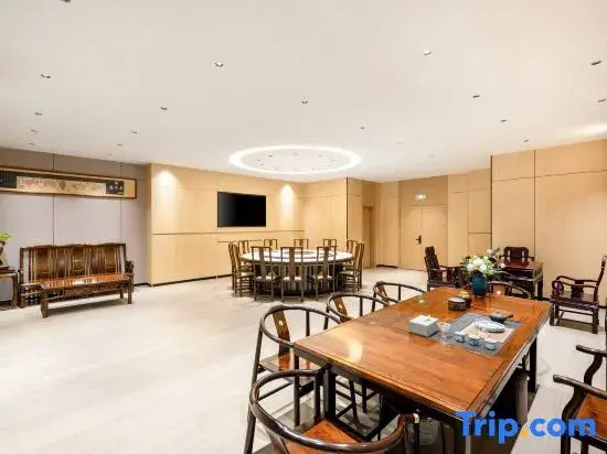 Yeste International Hotel (Liuzhou Cruise Terminal Shuangyu Hui River View Branch)