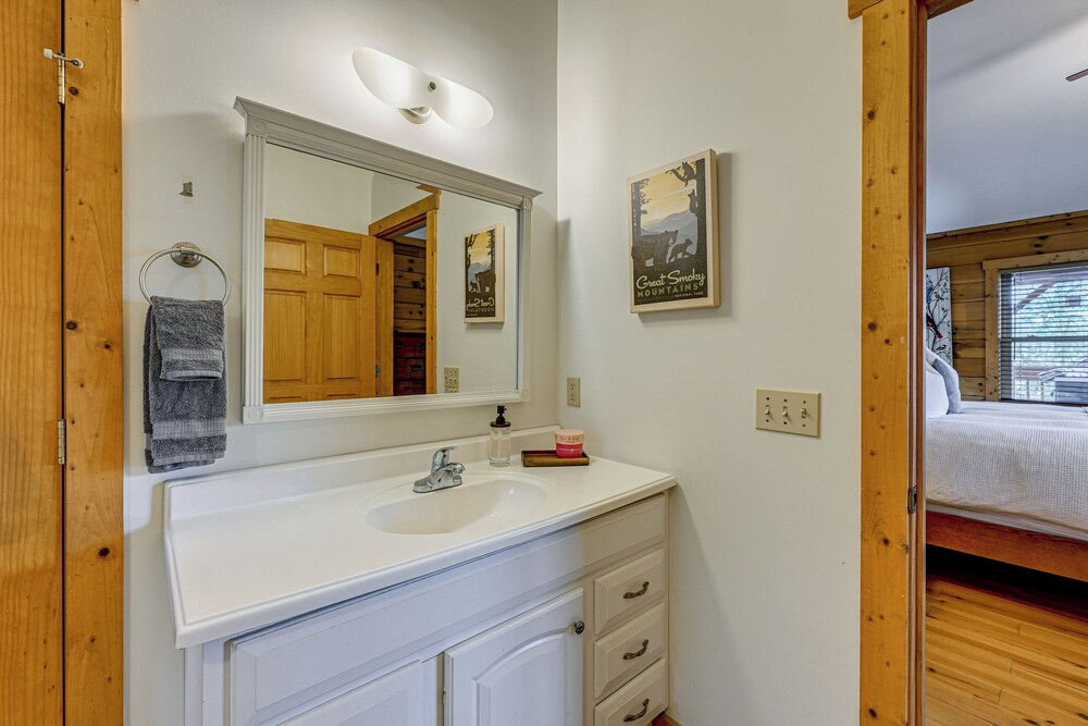 Mtn-view Bryson City Cabin: 1 Mi to Deep Creek