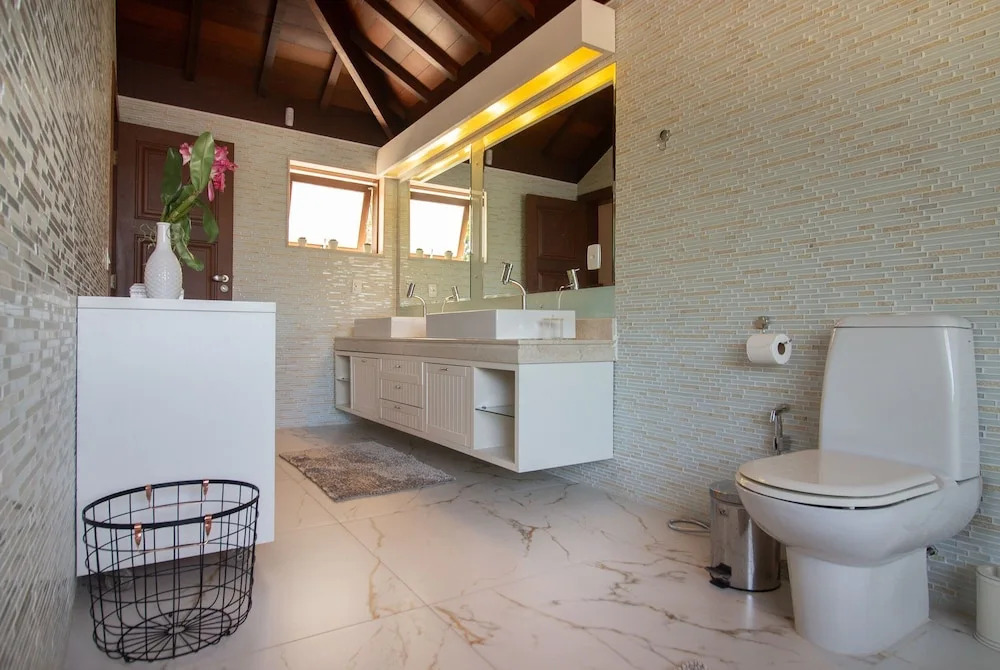 Mansão Pé na Areia Ferradura com 4Suítes