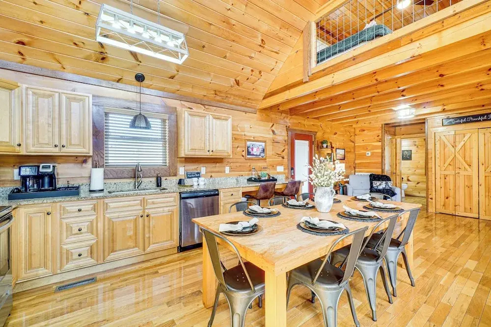 2 Mi to Downtown Gatlinburg: Cabin w/ Game Room