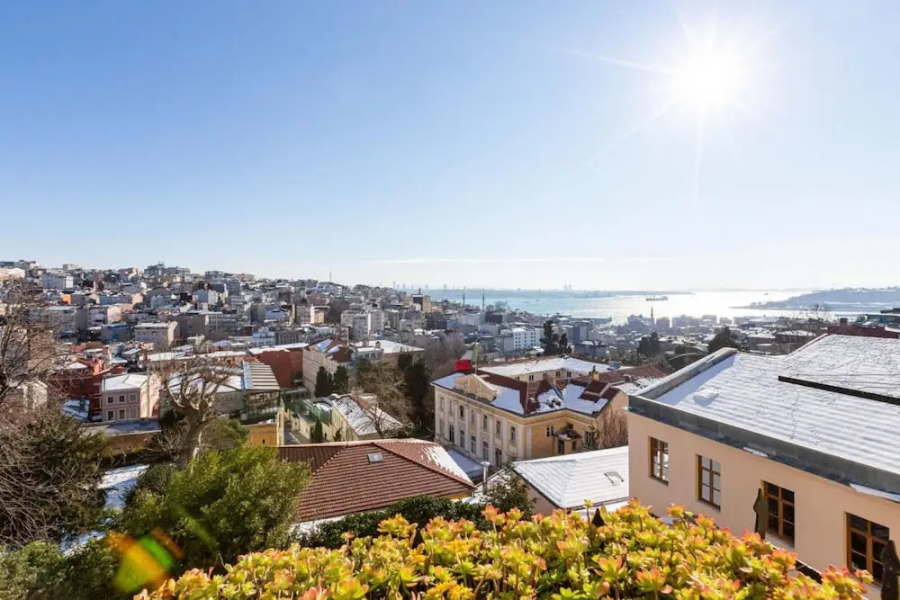 Flat With Balcony and Bosphorus View in Beyoglu
