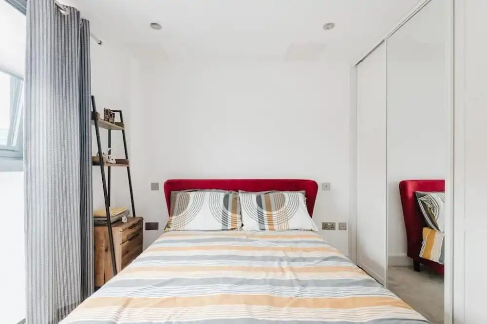 Beautiful 1 Bedroom Waterfront Apartment With Parking in Gloucester Docks
