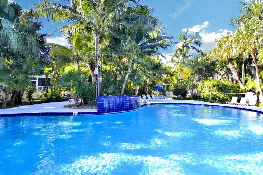 Coral Breeze by Avantstay Close to Beach w/ Balcony & Shared Pool! Month Long Stays Only