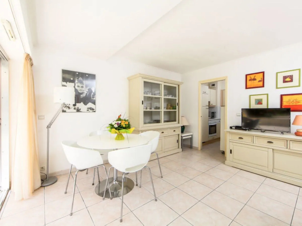 Cannes Bay 35855
