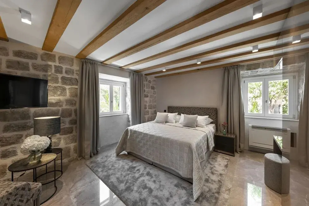 Sea Rocks Residence