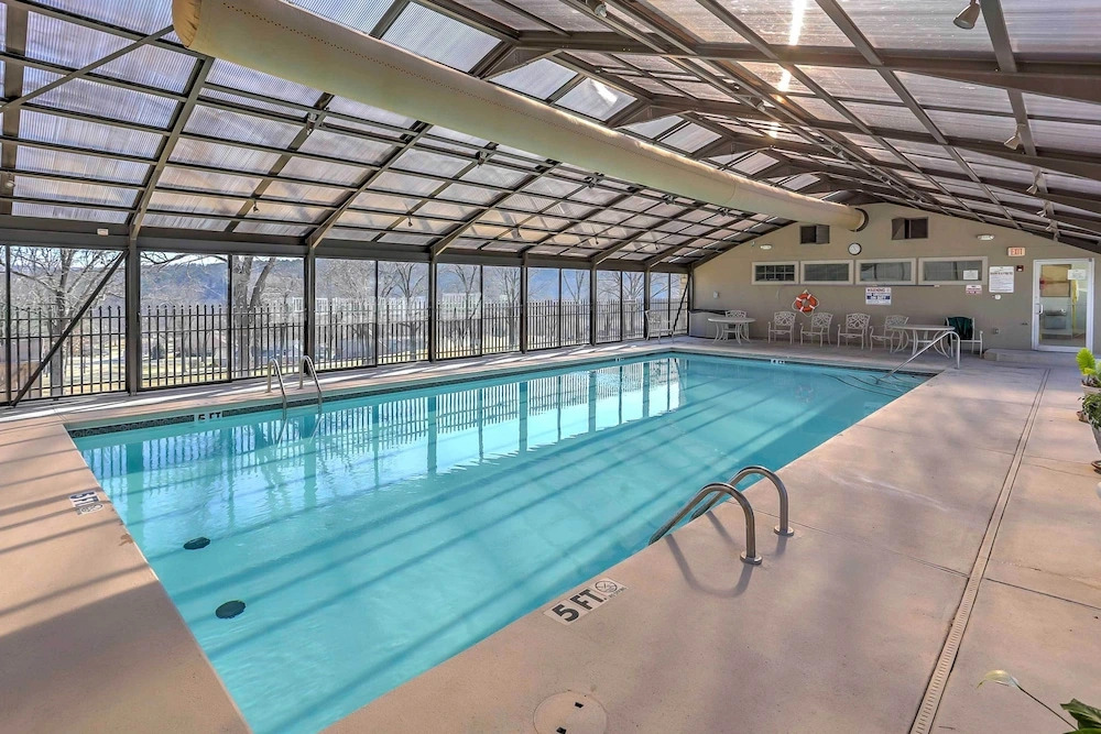 Golf, Pools & Near The Strip! Pointe Royale Condo
