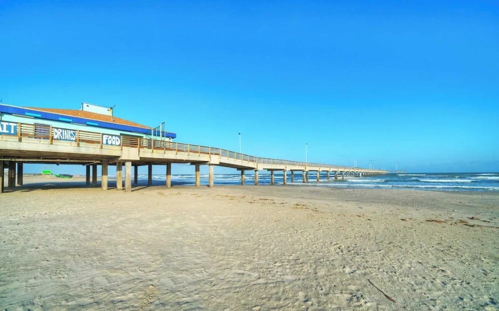 Modern Design, 3 Mins to the Beach Boat Parking The Beach Box by Avantstay