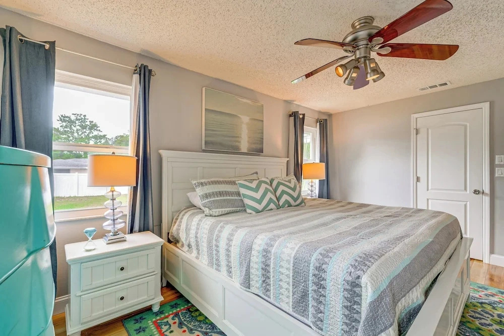 Coastal Group Getaway Near Three Sisters Springs