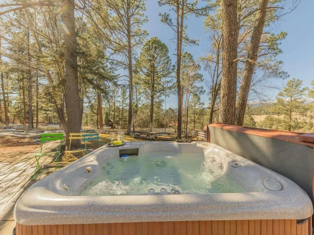 Hill Top Mountain View - Four Bedroom Cabin with Hot Tub