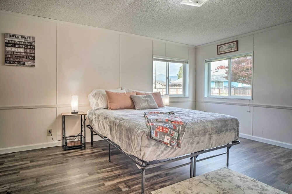Charming Grants Pass Home w/ Large Backyard!