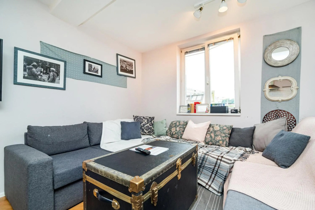 Central, Spacious, Modern 5 Bedrm duplex w/Balcony