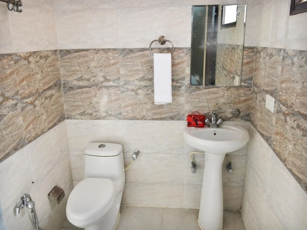 Motel Divine by OYO Rooms