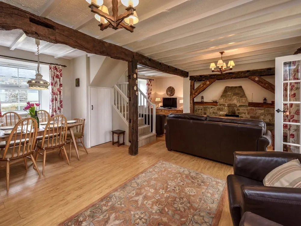 Cozy House with Authentic Details near Sea