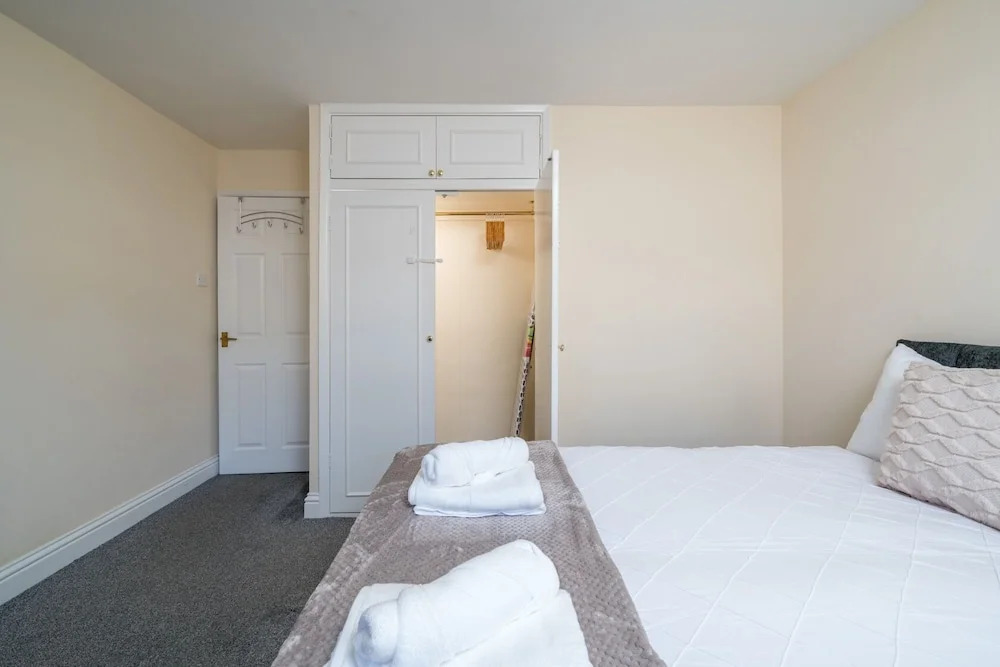 Spacious Pet Friendly 2-bed Apartment in Redhill