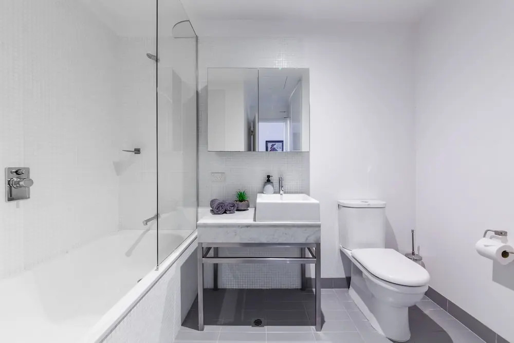 Stylish 2 bed 2 bath parking wifi pool